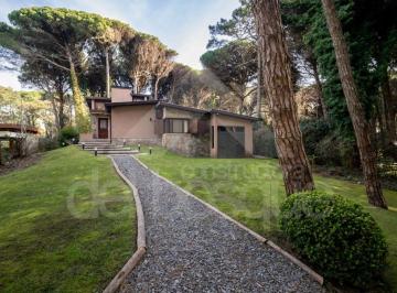 Casa de 5 ambientes, Cariló · Estilo Moderno, con Desniveles y Piscina Climatizada