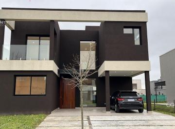 Casa · 235m² · 5 Ambientes · 2 Cocheras · Venta Casa Puertos del Lago Araucarias