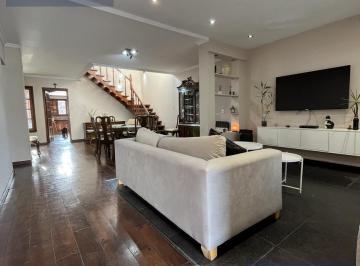 Casa · 221m² · 5 Ambientes · 1 Cochera · Casa Apta Crédito Sobre Lote Propio | 221 m² Cubiertos, 4 Dorm., Parque y Quincho | Quilmes