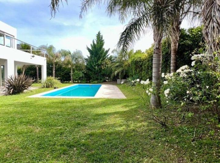 Casa · 325m² · 8 Ambientes · 2 Cocheras