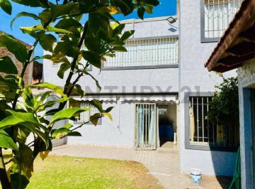 Casa · 200m² · 3 Dormitorios · 2 Cocheras · Casa 3 Dorm., Jardin y Doble Cochera