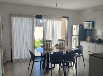 Casa · 109m² · 5 Ambientes · 1 Cochera · Dúplex de Categoría de 3 Dorm. con Patio y Cochera | Jardines del Valle
