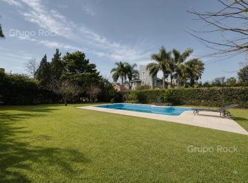 Casa · 1100m² · 5 Ambientes · Espectacular Casa en Campo Chico