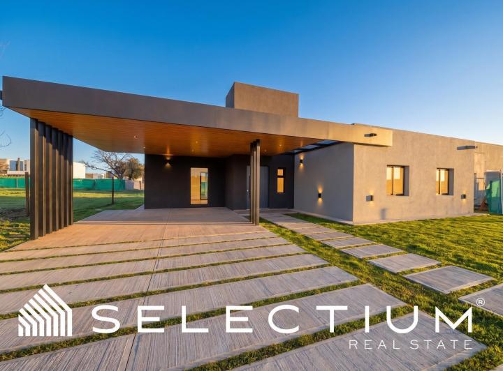 Casa · 240m² · 6 Ambientes · 2 Cocheras
