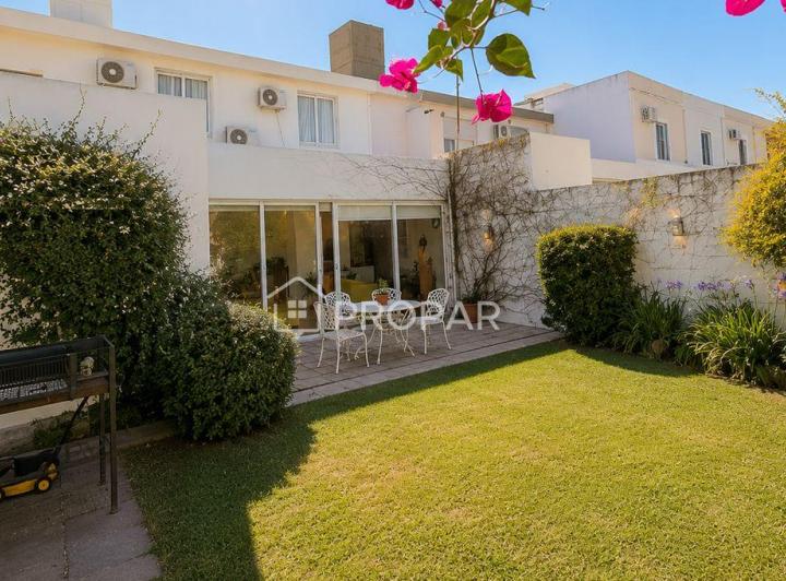 Casa · 235m² · 6 Ambientes · 2 Cocheras