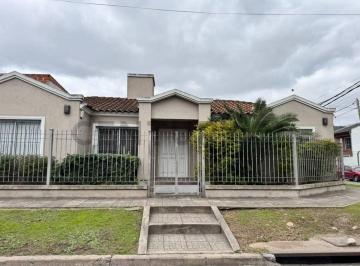 PH · 135m² · 4 Ambientes · 1 Cochera · Venta Casa PH 4 Ambientes Castelar con Parque Quincho Pileta