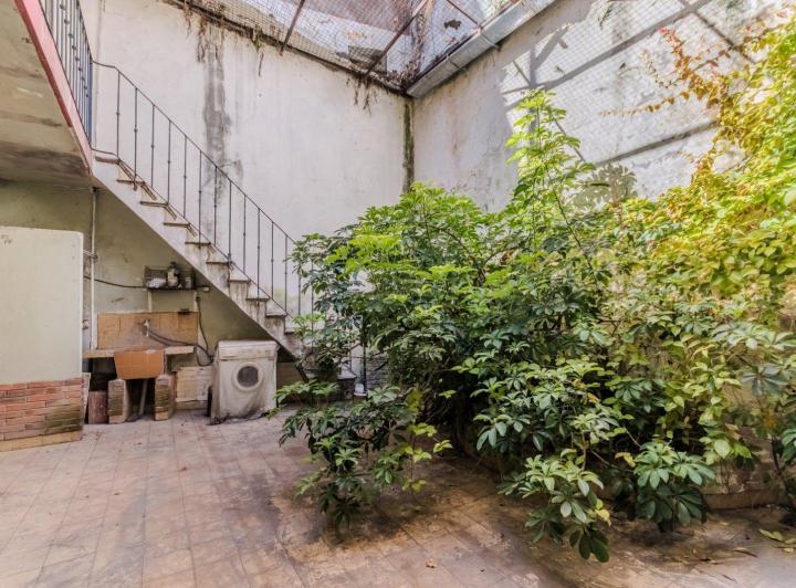 Terreno · 240m² · 8 Ambientes
