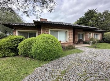 Casa · 140m² · 4 Ambientes · 3 Cocheras · Casa de 4 Ambientes en Una Planta | Pileta | Lote de 1.084 m²