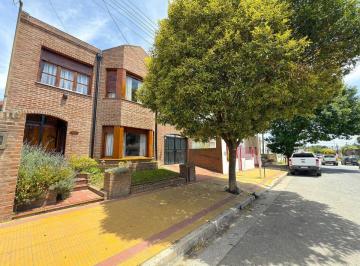 Casa · 218m² · 9 Ambientes · 2 Cocheras · Venta de Casa Semicéntrica Tandil