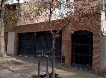 Departamento · 130m² · 4 Ambientes · 1 Cochera · Venta Piso de Categoria, Quinta Sección Mendoza.