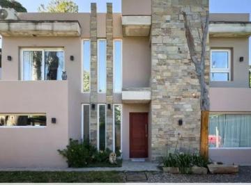 Casa · 240m² · 4 Ambientes · 3 Cocheras · Casa en Venta 4 Ambientes en La Union con Parque