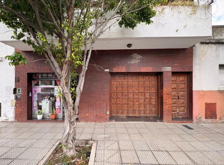 Casa · 245m² · 8 Ambientes · 1 Cochera
