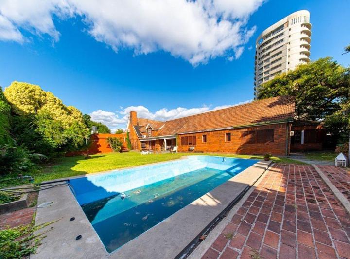 Casa · 526m² · 7 Ambientes · 2 Cocheras