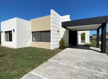 Casa · 140m² · 4 Ambientes · 1 Cochera · Venta Casa Permuta Lote Central Altos de Manzanar
