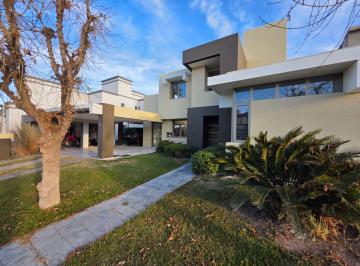 Casa · 292m² · 7 Ambientes · 3 Cocheras · Venta de Casa B° Privado Maipú - 7 Ambientes
