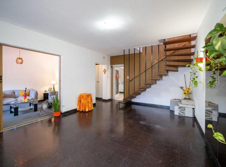 Casa · 241m² · 4 Ambientes · 1 Cochera