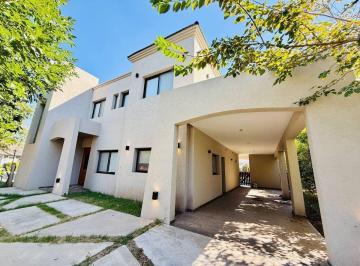Casa · 360m² · 8 Ambientes · 3 Cocheras · Casa Venta Pileta 6 Ambientes B. Bermudas Pilar