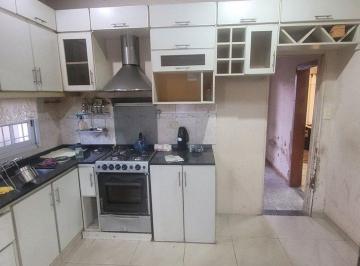 Casa · 160m² · 4 Ambientes · 2 Cocheras · Venta Casa Caseros Oportunidad