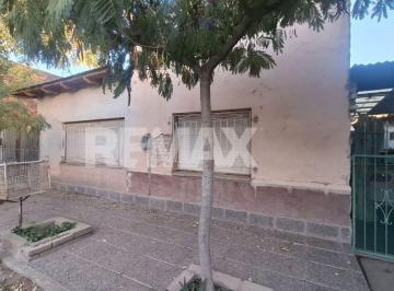 Casa · 165m² · 4 Ambientes · 1 Cochera · Venta de Casa a Refaccionar. Cinco Saltos