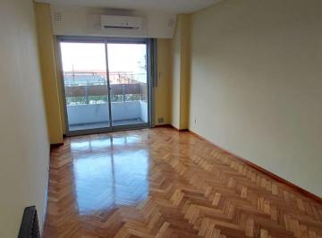 Departamento · 70m² · 3 Ambientes · Alquiler Tres Ambientes Balcon y Patio Centro