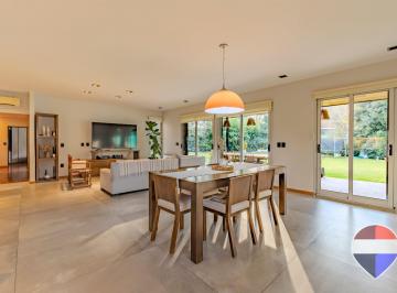 Casa · 210m² · 6 Ambientes · 2 Cocheras · Casa en Venta en City Bell