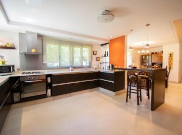 Casa · 250m² · 6 Ambientes · 2 Cocheras · Casa en Venta en Villa Elisa