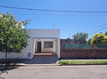Casa · 74m² · 3 Ambientes · 1 Cochera · Casa 2 Dorm. Cochera Jardin V. Constitución