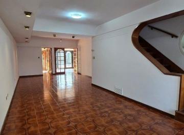 Casa · 276m² · 5 Ambientes · 1 Cochera · Venta Casa 4 Dorm. Cochera Patio y Terraza