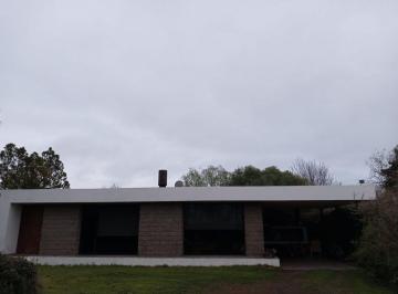 Casa · 104m² · 4 Ambientes · 1 Cochera · Venta/casa 2 Dorm./ Pileta y Mucho Parque