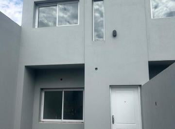 Casa · 70m² · 3 Ambientes · 1 Cochera · Duplex a Estrtenar de 2 Dorm..