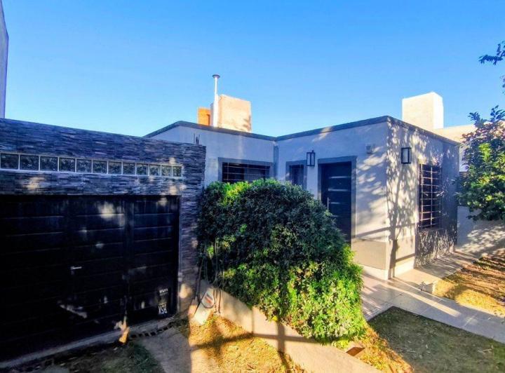 Casa · 90m² · 3 Ambientes · 2 Cocheras