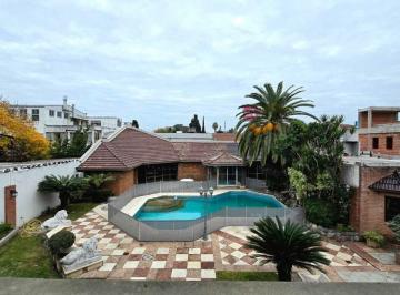 Casa · 382m² · 5 Ambientes · 1 Cochera · Casa Chalet 5 Amb. Piscina Sauna Jacuzzi Cochera
