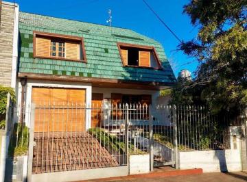 Casa · 256m² · 6 Ambientes · 1 Cochera · Venta Casa 6 Ambientes Bernal con Cochera Jardin