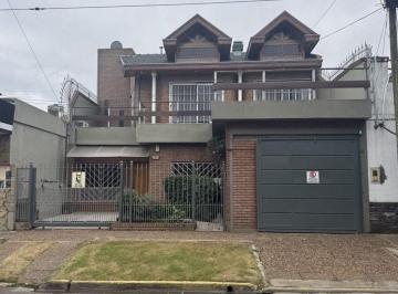 Casa · 221m² · 5 Ambientes · 3 Cocheras · Venta Casa 5 Ambientes Berazategui