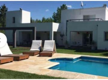 Casa · 330m² · 6 Ambientes · 2 Cocheras · Casa en Venta 6 Ambientes Canning El Lauquen