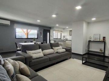 Casa · 168m² · 4 Ambientes · 2 Cocheras · Casa 4 Ambientes en Venta Cañuelas con Pileta