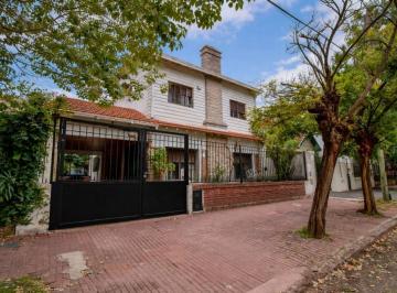 Casa · 330m² · 5 Ambientes · 2 Cocheras · Casa en Venta Temperley - Gran Lote 688 m²