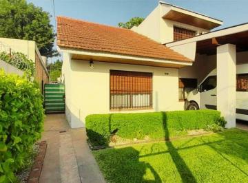 Casa · 132m² · 5 Ambientes · 1 Cochera · Casa 4 Habitaciones con Jardin
