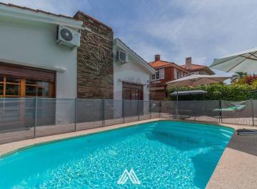 Casa · 394m² · 7 Ambientes · 2 Cocheras · Venta Casa Carrasco Sur 4 Dorm Piscina Prox Rbla