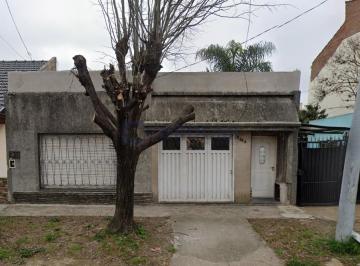 Terreno · 127m² · 3 Ambientes · Venta de Casa en Lanús Oeste de 3 Ambientes con Garaje Sobre Lote de 8.66 X 60 m