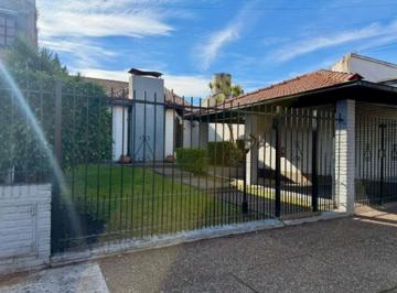 Casa · 155m² · 3 Ambientes · 1 Cochera · Venta Casa 3 Amb con Parque | Piscina | Quincho