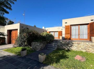 Casa · 260m² · 5 Ambientes · 1 Cochera · Casa en Venta en Ines Indart con Pileta