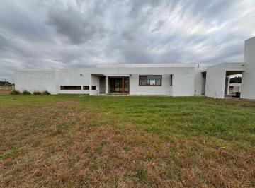 Casa · 175m² · 3 Ambientes · 1 Cochera · Casa Quinta en Venta en Bragado en Construccion