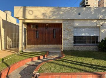 Local comercial · 120m² · 2 Cocheras · Alquiler Comercial Casa Centro de Pilar