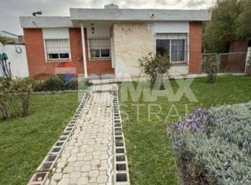 Casa · 250m² · 8 Ambientes · 1 Cochera · Barrio Industrial Galpón Oficina y Casa
