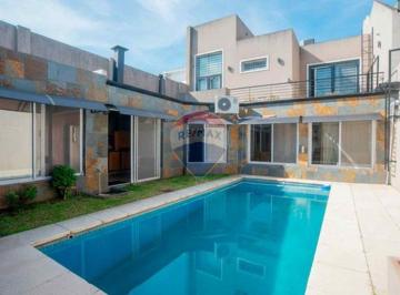 Casa · 220m² · 4 Ambientes · 1 Cochera · Venta Casa 4 Amb en Olivos con Pileta y Quincho