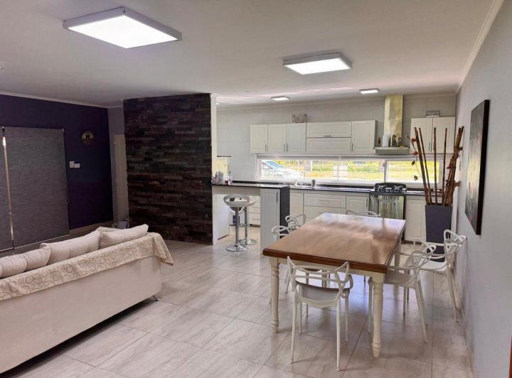 Casa · 205m² · 3 Ambientes · 2 Cocheras
