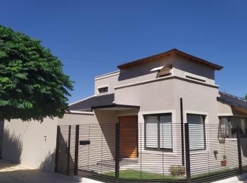 Casa · 290m² · 4 Ambientes · 2 Cocheras · Magnífica Casa Esquina con Local - La Consulta