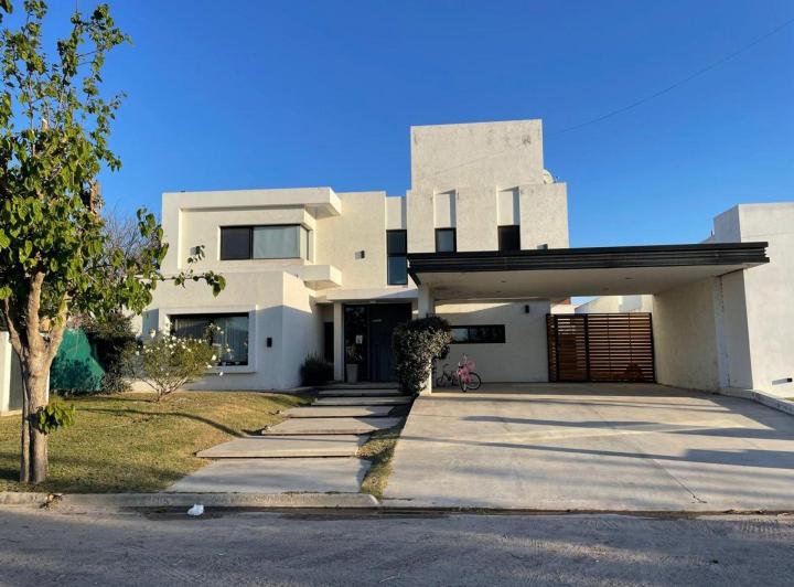 Casa · 320m² · 4 Ambientes · 2 Cocheras