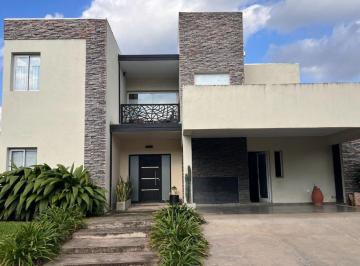 Casa · 220m² · 6 Ambientes · 2 Cocheras · Venta de Casa de 4 Dorm. - Alto Verde 3